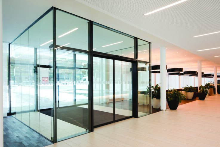 Vestibule with automatic glass sliding doors (photo: Dirk Wilhelmy for GEZE GmbH)