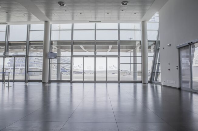 Ease of access for a stress-free check-in: The numerous entrances on the façade are equipped with ECdrive sliding door systems. Photo: Emanuele Sardi for GEZE GmbH