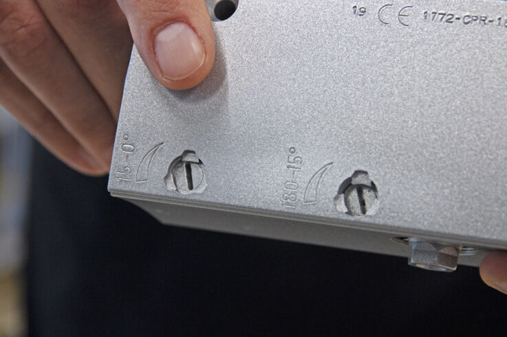 Alexander Müller shows the perfectly coordinated valves of the TS 5000 SoftClose.
