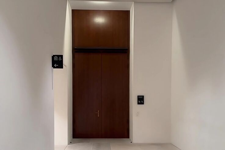 走廊中的木门