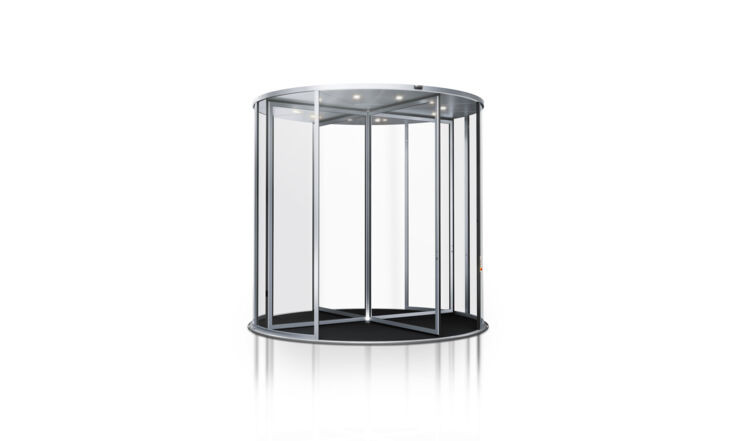 The new Revo.PRIME revolving door impresses with its filigree appearance and a minimum cornice height of up to 75 mm.