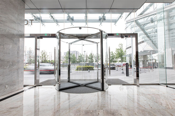 TSA 325 - Revolving doors from the TSA 325 series are characterised by their high degree of variability. We are able to deliver individual, project-specific solutions with a choice of diameters ranging from 1800 to 3600 mm.