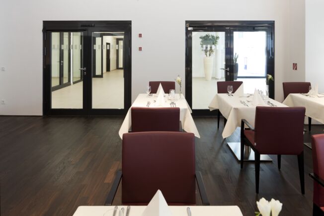 Double-leaf glass doors to the restaurant area (photo: Dirk Wilhelmy for GEZE GmbH)