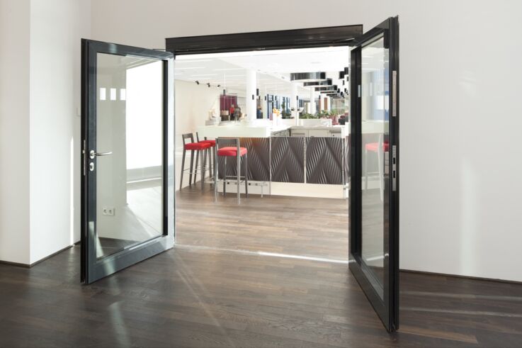 Double-leaf glass door with hold-open mechanism (photo: Dirk Wilhelmy for GEZE GmbH)