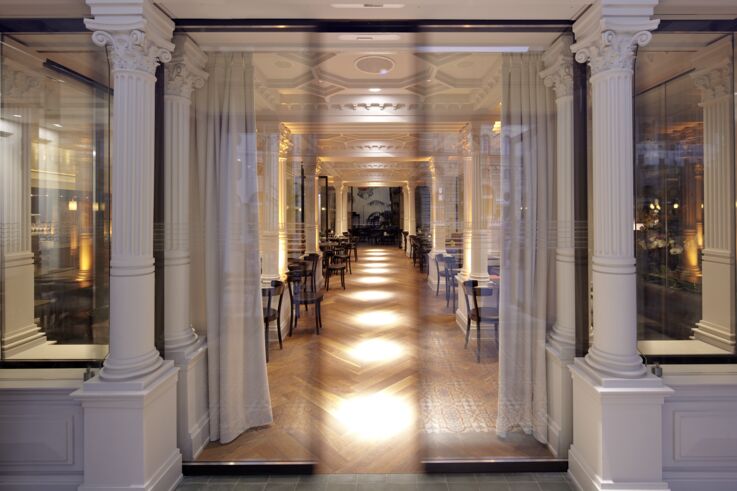 Contemporary sliding wall systems for the Café Luitpold