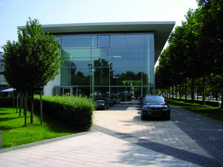 Glass façade of BMW Munich dealership, outside view. Photo: GEZE GmbH