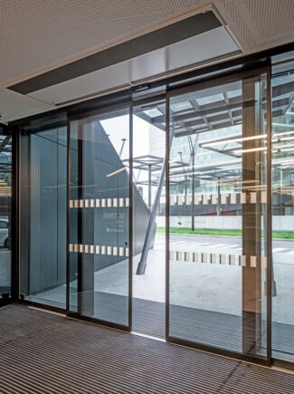 7cm high door drives are perfectly suited to the fine-frame door profile of the exterior doors.