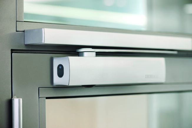The sliding fitting system of the guide rail closer lies flat on the frame and the door leaf. Overhead door closers with guide rails fitted on the frame are elegant and slim.