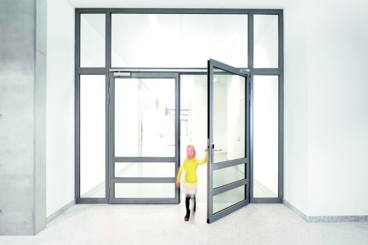 Door closers can save lives in the event of a fire. But they are also useful and convenient in terms of safety, hygiene, saving energy and preventing draughts.