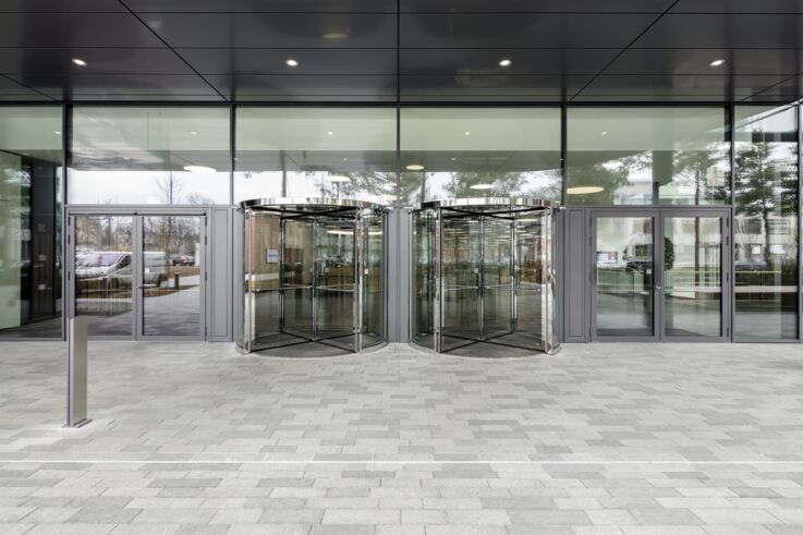 Revolving doors in the entrance area of the Vector IT campus. Photo: Jürgen Pollak for GEZE GmbH