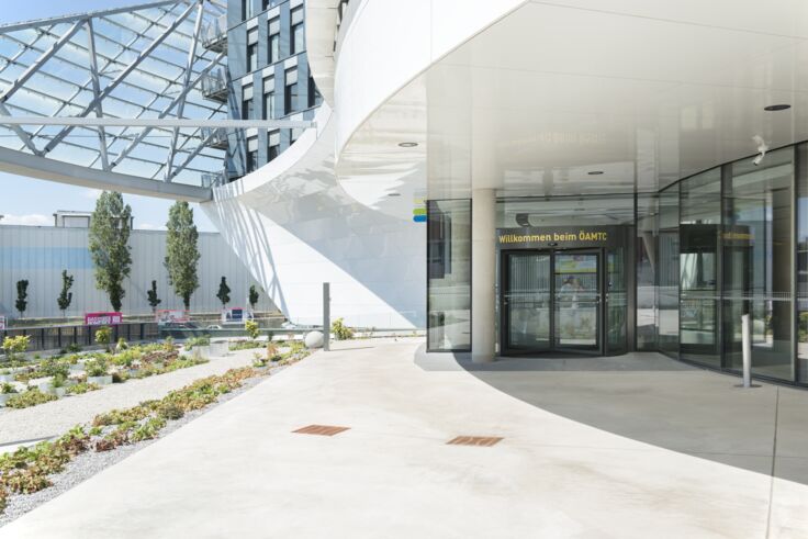 Bright and barrier-free with modern revolving doors by GEZE. Photo: Sigrid Rauchdobler for GEZE GmbH