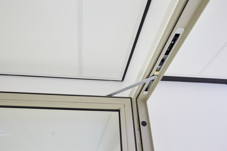 The guide rail in the Boxer is visible only when the door is open.