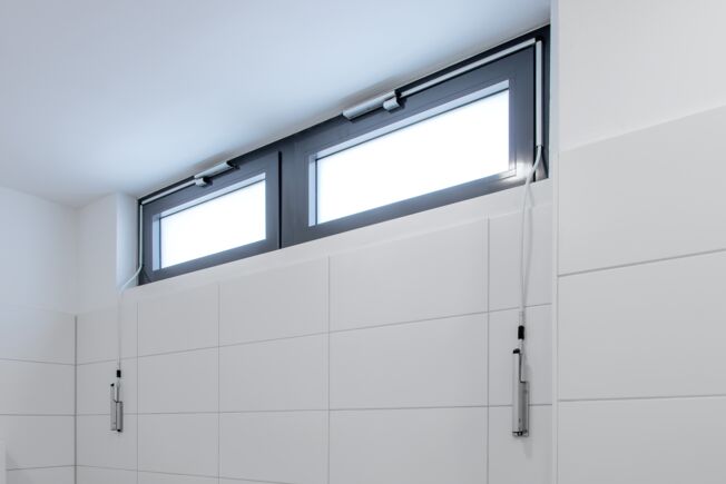 Fanlight opener OL 90 N with hand lever Surface-mounted Slimline fanlight opener with an opening width of 170 mm