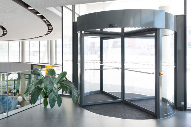 Automatic revolving doors - Automatic revolving doors offer a high degree of barrier-free access convenience with high access frequency. Perfectly designed and in an elegant look, they create the first impression in your building's foyer.