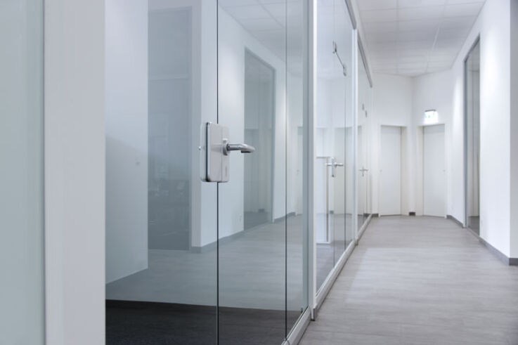 Fixed glass partition walls - Fixed room partitions with glass partition walls make your rooms transparent. Thanks to their modular design, they can be implemented with various system panels, such as glass doors and functionalities.