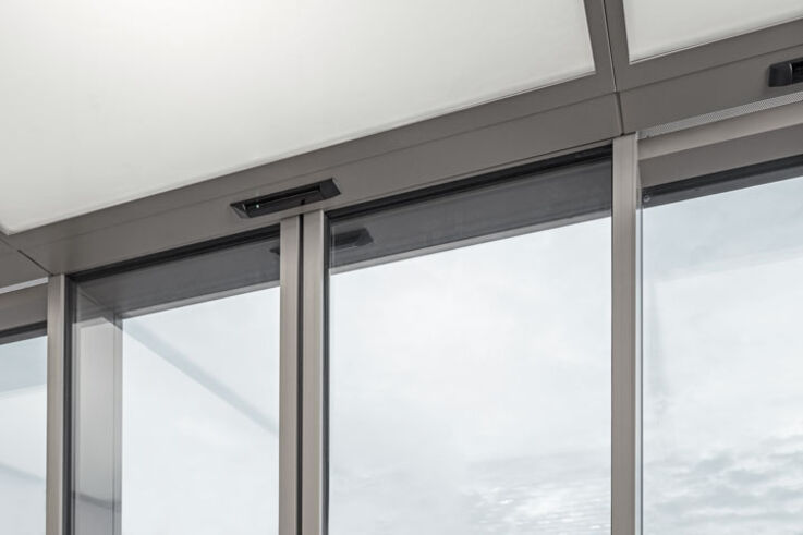 Powerdrive - The name says it all: With an extremely powerful drive unit, the Powerdrive automatic linear sliding door system effortlessly lifts even large, heavy door leaves and ensures large opening widths.