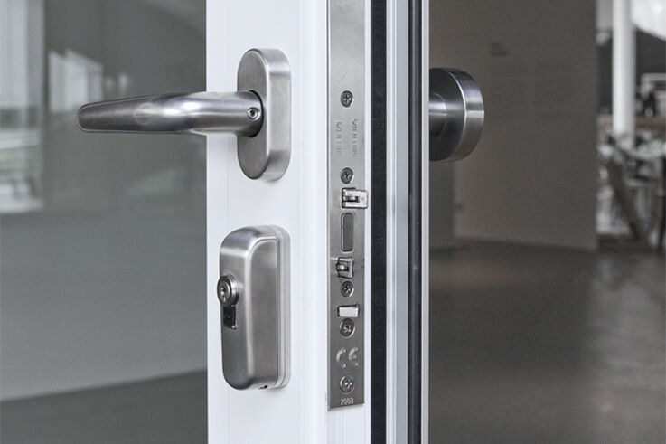 Lock 1-leaf - Panic locks for single leaf doors lock reliably and release the door to open in case of danger or in panic situations. That means persons can pass through the door at any time from the inside to the outside.