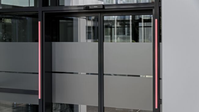 红灯显示访客目前无法进入建筑 。