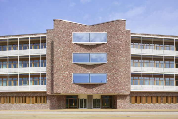 Exterior view of the dm-dialogicum in Karlsruhe, fitted with door, window and safety technology from GEZE.