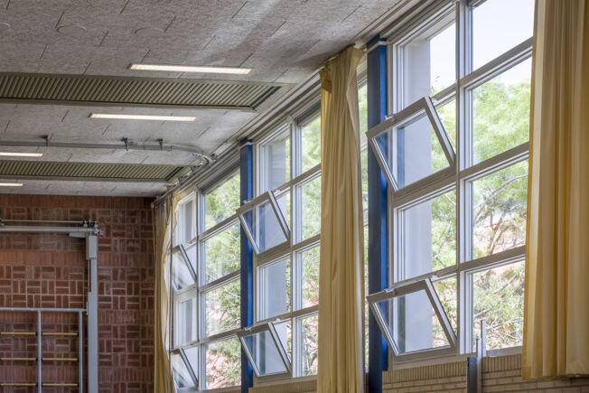 Slimchain 24V window drives at the Praedinius Gymnasium Fresh air starts with windows that can be opened comfortably. Here, automatic drives are optimally connected to the building management system - complete with electronic control via CO , temperature, fire or smoke sensors or via KNX.