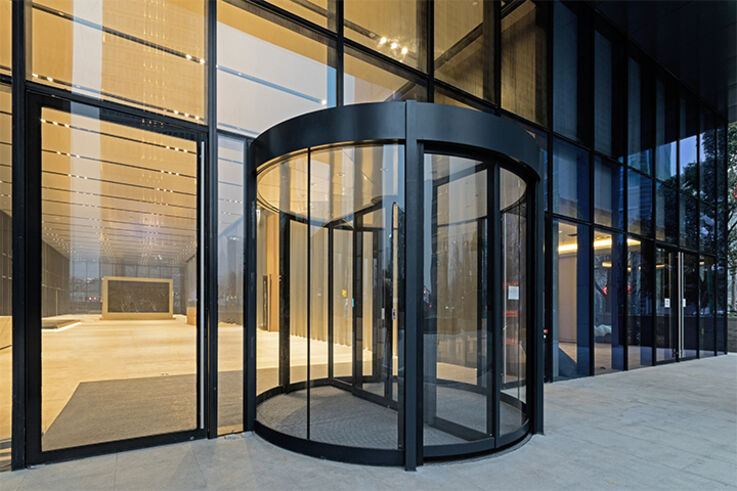 TSA 365 - Automatic revolving door plus integrated sliding door – the TSA 365 automatic revolving door system is the right choice for this door arrangement and handles the challenge with flying colours.